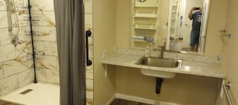Cute 2-bedroom house. WiFi & handicapped accessible near all Hosp. and colleges.