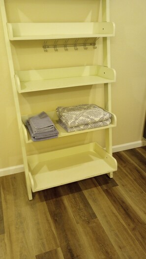 Interior - Cute 2-bedroom house. WiFi & handicapped accessible near all Hosp. and colleges. (Temple)