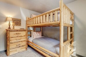 3 bedrooms, desk, travel crib, free WiFi