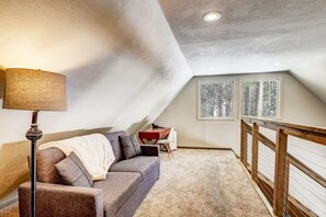 Smart TV, fireplace, ping pong