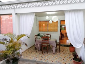 Outdoor dining - Creole vacation home 15 minutes from the beach and 5 minutes from downtown! (Rivière-Salée)