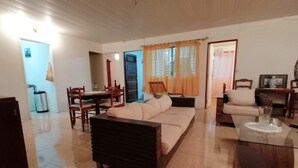 Smart TV - Creole vacation home 15 minutes from the beach and 5 minutes from downtown! (Rivière-Salée)