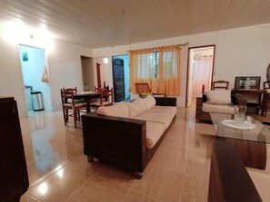 Smart TV - Creole vacation home 15 minutes from the beach and 5 minutes from downtown! (Rivière-Salée)