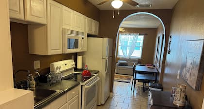 Cozy Beach House bungalow 2-bedroom apartment, lovely Ormond Beach with AC, WiFi