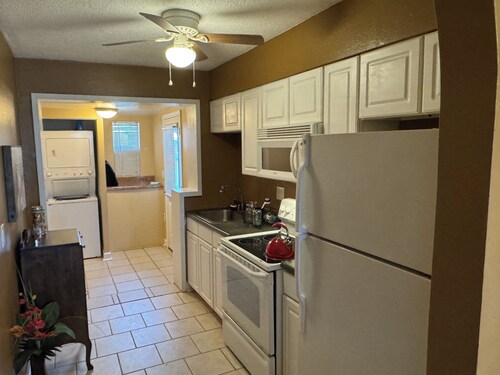 Cozy Beach House bungalow 2-bedroom apartment, lovely Ormond Beach with AC, WiFi