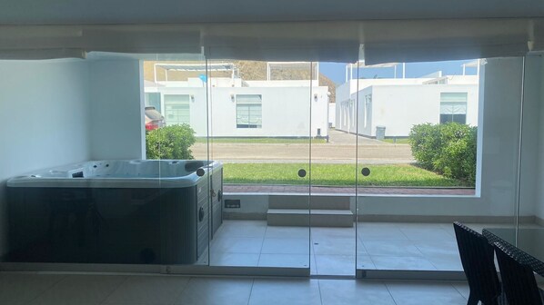 Interior - Apartment with Jacuzzi and direct access to the beach (Asia)