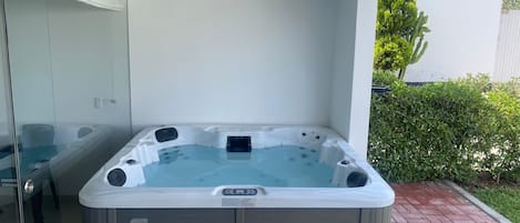 Outdoor spa tub