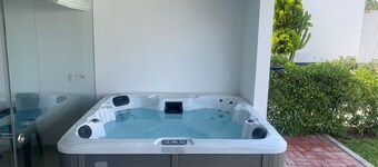Apartment with Jacuzzi and direct access to the beach