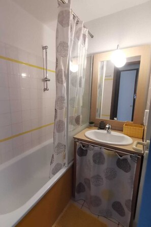 Haartrockner, Handtücher, Seife, Toilettenpapier