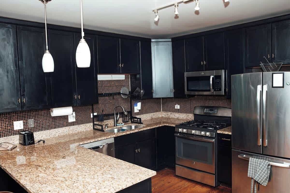 Réfrigérateur, micro-ondes, four, plaque de cuisson