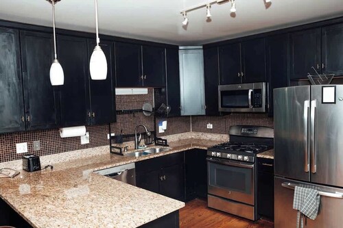 Modern & Spacious Stay by Northwestern Hospital Bronzeville