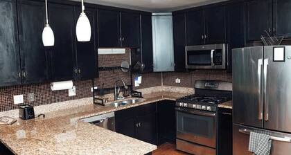 Modern & Spacious Stay by Northwestern Hospital Bronzeville