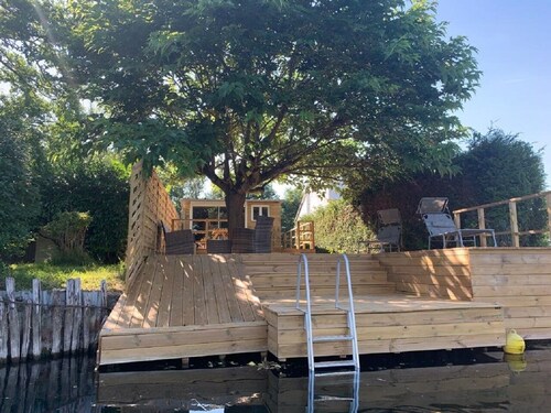 Les cygnes, house on the banks of the loing for up to 6 people, with canoes and rowing boat.