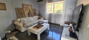 TV - Unique and peaceful oasis. (Saboga)