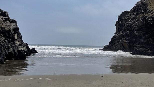 A beach with rocky cliffs and calm waves. - House in front of the sea, with swimming pool, terrace, barbecue, Pet friendly! (Asia)