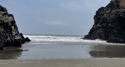 House in front of the sea, with swimming pool, terrace, barbecue, Pet friendly!