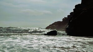 A coastal scene with a rocky cliff and waves. - House in front of the sea, with swimming pool, terrace, barbecue, Pet friendly! (Asia)