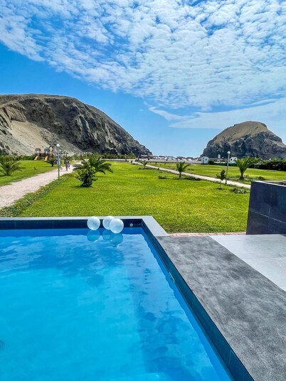 House in front of the sea, with swimming pool, terrace, barbecue, Pet friendly!