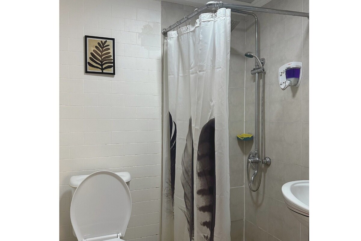 Habitació doble estàndard | Bany | Assecador de cabells, barnussos, tovalloles i xampú 