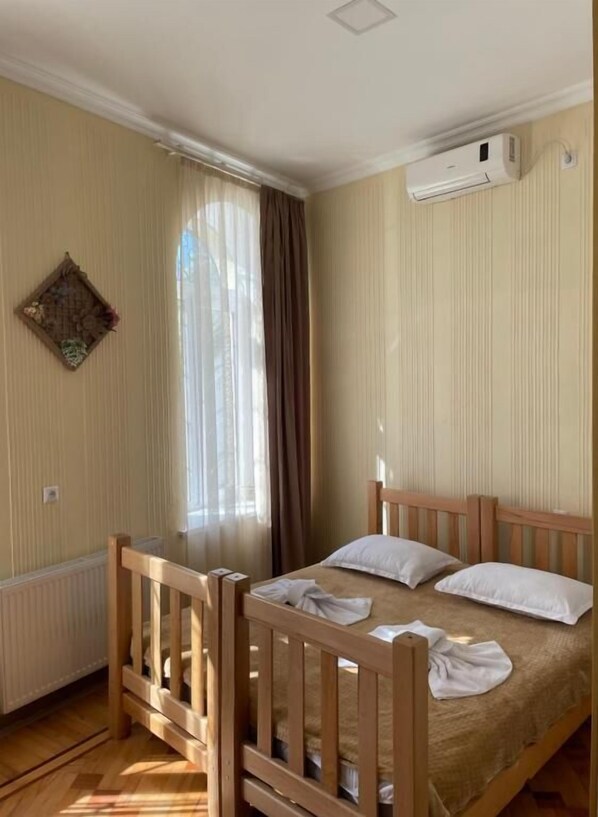 Laptop workspace, iron/ironing board, free WiFi - Hotel 1870 (Kutaisi)