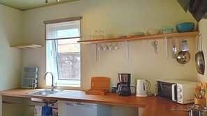 Refrigerador, microondas, placa de cocina, cafetera/tetera