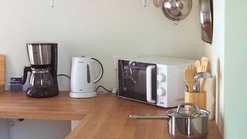Frigorifero, microonde, piano cottura, macchina per tè/caffè