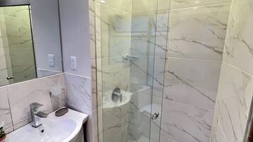 Douche, sèche-cheveux, bidet, serviettes fournies
