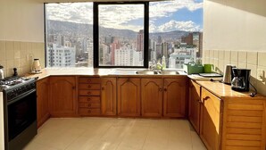 A modern kitchen with a large window, a stove, and a sink. - Central Apartment with Stunning Views in La Paz (La Paz)