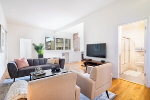 Smart TV - Next to ocean, 5 min to downtown or to the airport by T (boston)