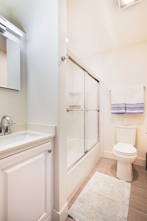 Secadora de cabello, toallas, jabón, papel de baño 