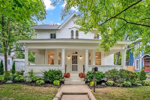 Charming Historic Home, Luxurious Remodel, Walk to Downtown, Tree-Lined Street