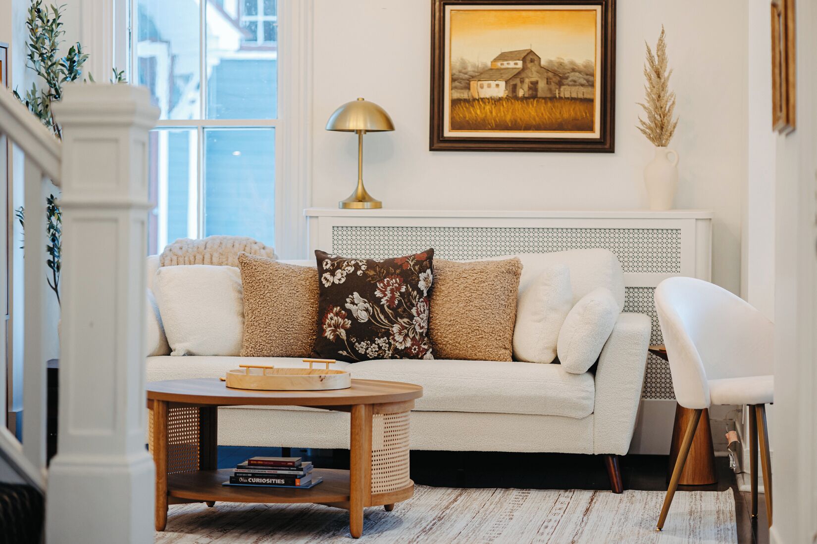 Un salon chaleureux avec un canapé, une table basse et un tableau encadré accroché au mur.