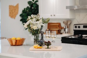 Mikrobølgeovn, ovn, kokeplater og oppvaskmaskin