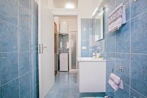 تجهيزات دش، مجففات شعر، مراحيض شطف، مناشف