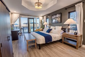 4 bedrooms, desk, iron/ironing board, travel cot - Lakefront Getaway in Texas Hill Country | Dock, Kayaks, Pickleball, Jet Ski (New Braunfels)