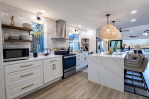 Køleskab, mikrobølgeovn, ovn, kogeplade