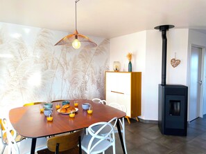 Dining - Contemporary house with heated pool (Erdeven)