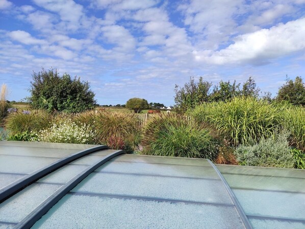 Property grounds - Single-storey wooden house with swimming pool near the beach (Erdeven)