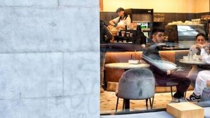 Ein Café namens "Paul Le Cafe" mit modernem Interieur, Sitzgelegenheiten und einer sichtbaren Theke.