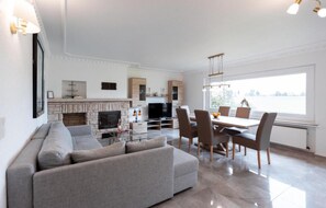 Smart TV, fireplace