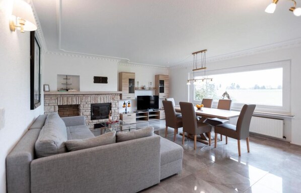 Smart TV, fireplace