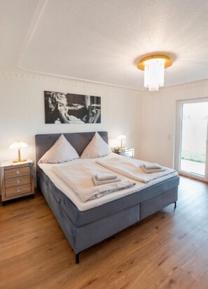 2 bedrooms, travel cot, WiFi, bed sheets