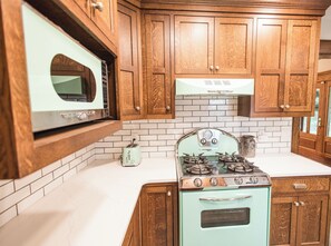 Réfrigérateur, micro-ondes, grille-pain, blender