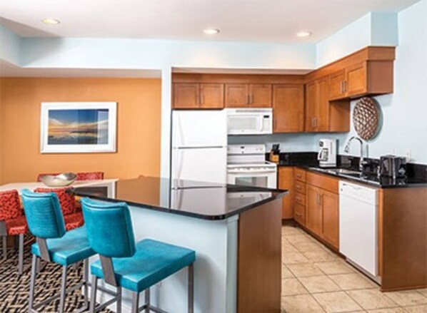 Cookware/dishes/utensils, paper towels