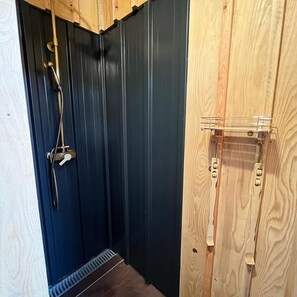 Dusj, håndklær, såpe og toalettpapir