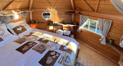 Kota room with wood-heated Finnish spring-water bath
