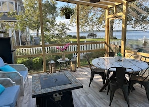 Outdoor dining - Luxury Waterfront Executive Family Home Annapolis with All Amenities (Annapolis)