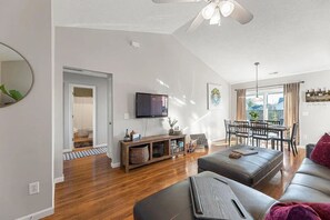 TV - 4 Bed Beach Getaway! Fenced Yard + Garage Parking (Wilmington)