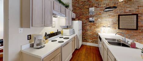 Réfrigérateur, micro-ondes, four, plaque de cuisson