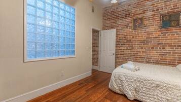 2 bedrooms, desk, iron/ironing board, free WiFi